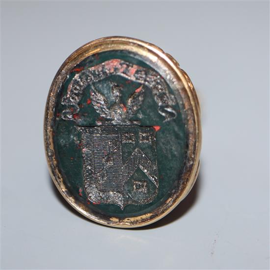 A 19th century yellow metal and bloodstone seal, the matrix carved with a crest and motto, 27mm.